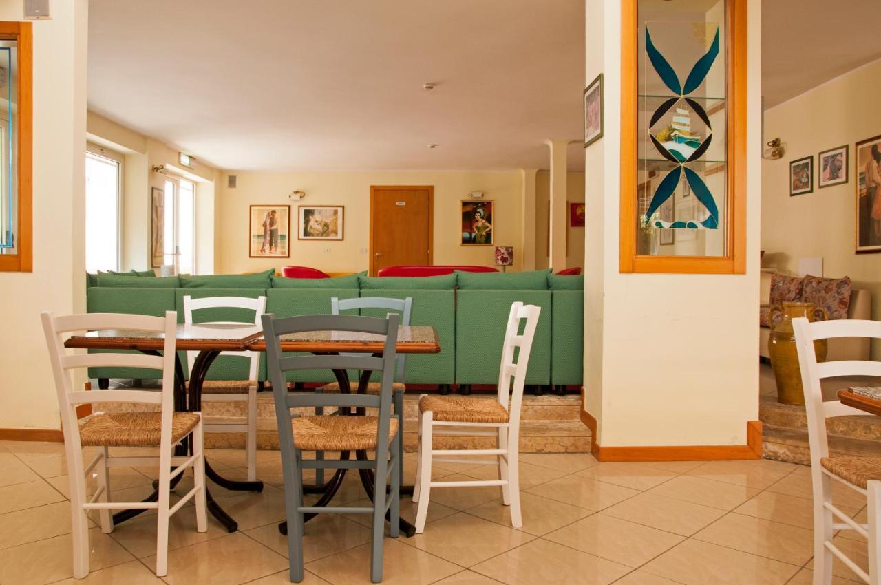 Hotel Rugantino Cesenatico Buitenkant foto