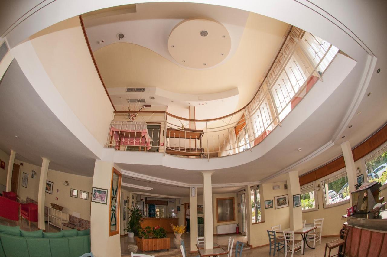 Hotel Rugantino Cesenatico Buitenkant foto