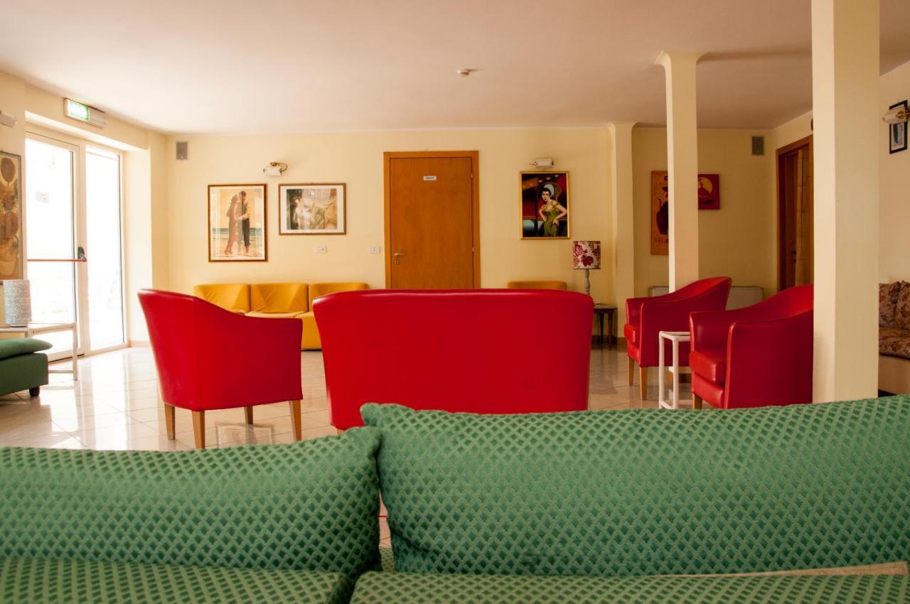 Hotel Rugantino Cesenatico Buitenkant foto